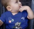 bebe-allergique-dans-sa-poussette-avec-un-t-shirt-panda.jpg